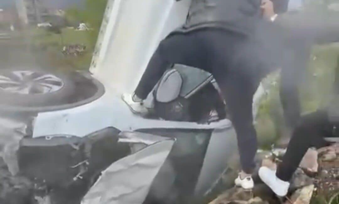 Kurtalan’da meydana gelen trafik kazasında iki kişi yaralandı, sağlık durumları iyi. Siirt'in Kurtalan ilçesinde Halil D. yönetimindeki bir araç, direksiyon hakimiyetinin