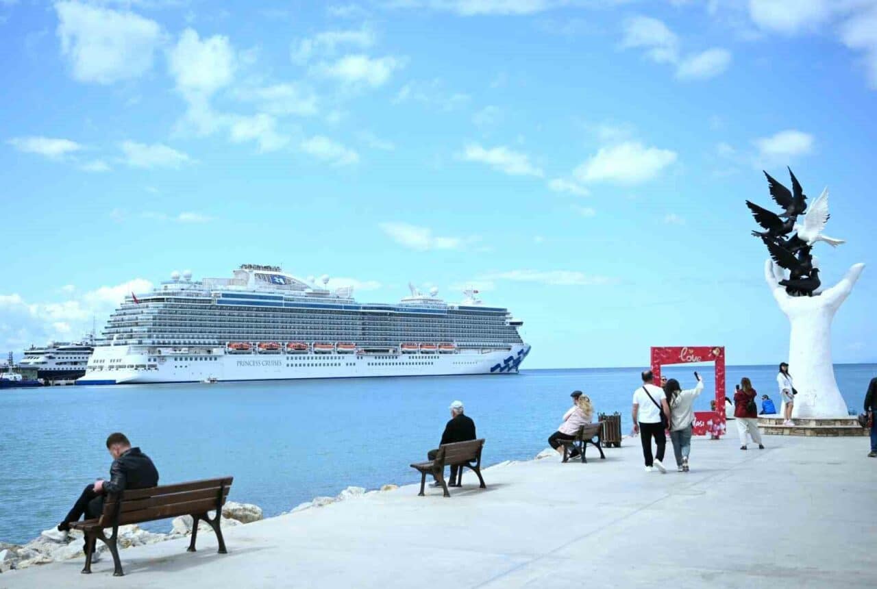Kuşadası'na ilk kez ulaşan İngiltere bayraklı 'Majestic Princess' kruvaziyeri, 3