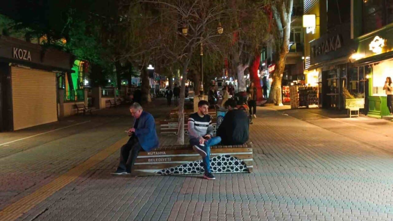 Kütahya’nın Simav ilçesinde 4,3 büyüklüğünde bir deprem saat 20.24’te 13.43