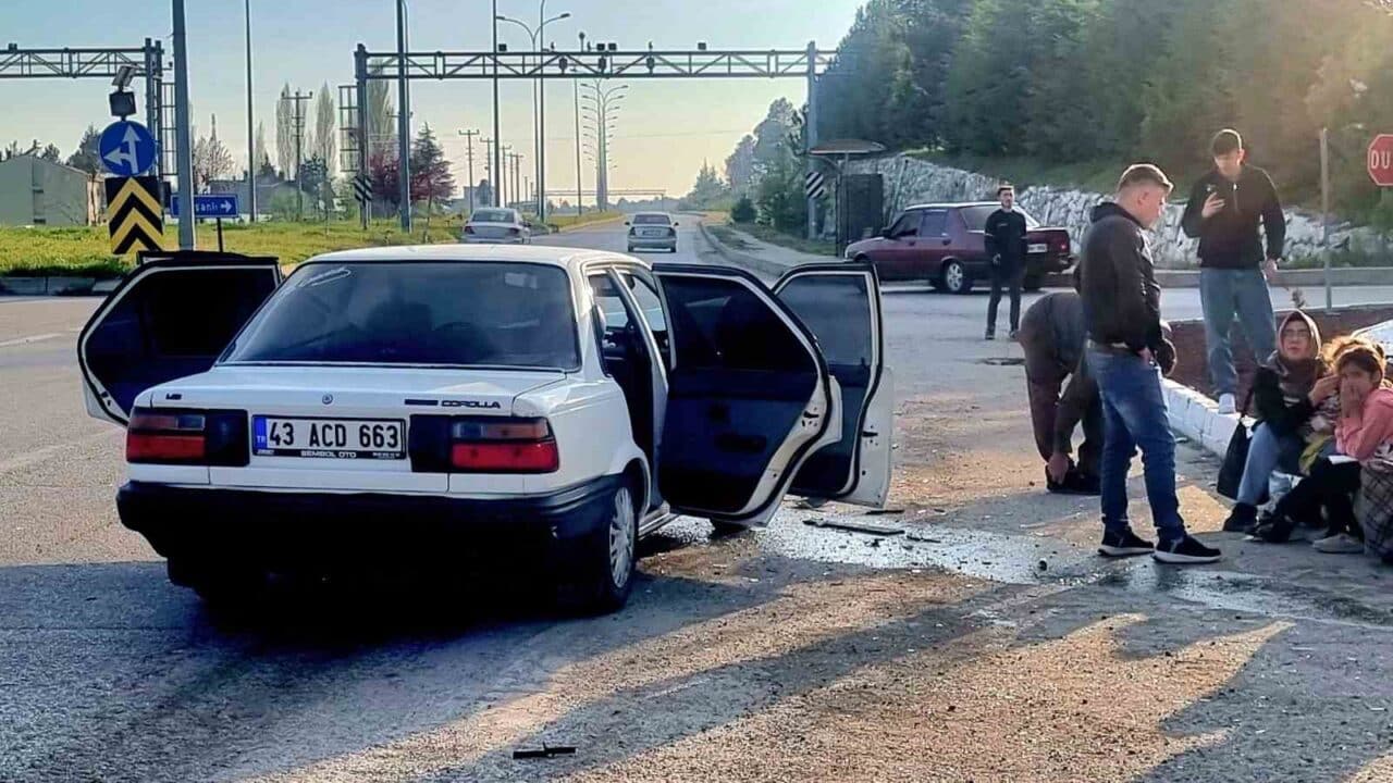 Kütahya'nın Domaniç ilçesinde iki otomobilin çarpışması sonucu 7 kişi yaralandı.