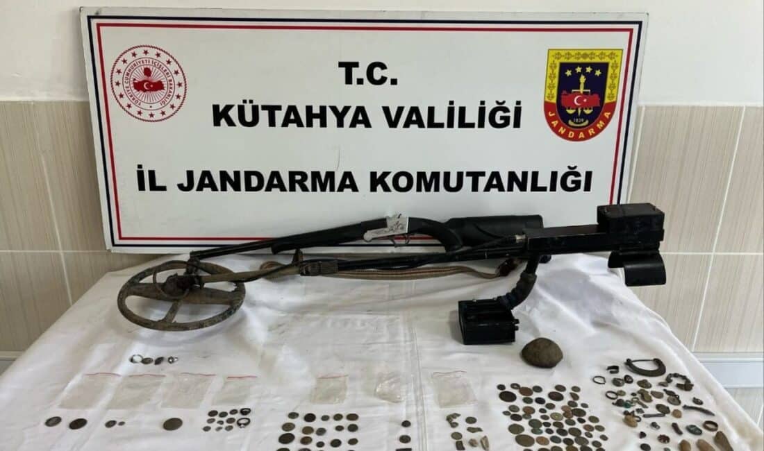 Kütahya Simav’da Jandarma Tarihi Eser Kaçakçılığına Geçit Vermedi: 148 Parça Eser Ele Geçirildi Kütahya'nın Simav ilçesinde jandarma, C.Ç.'nin evine düzenlediği operasyonda 148 parça