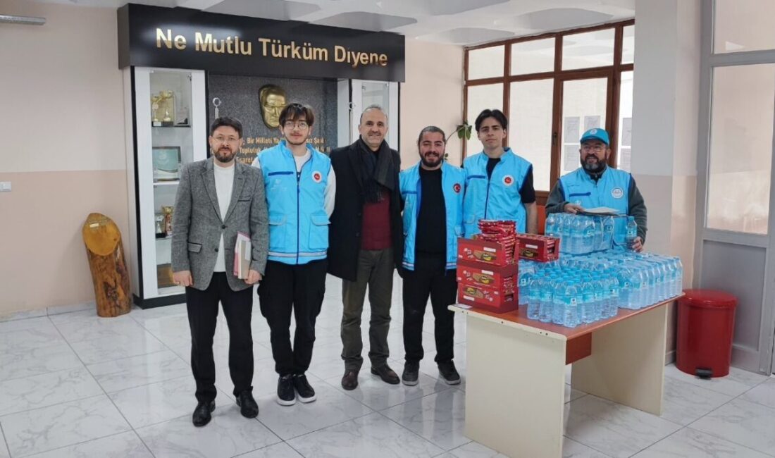 Kütahya’da Umre Ödüllü Gençlik Bilgi Yarışması Büyük İlgi Gördü Diyanet İşleri Başkanlığı'nın düzenlediği Umre Ödüllü Gençlik Bilgi Yarışması, Kütahya'da
