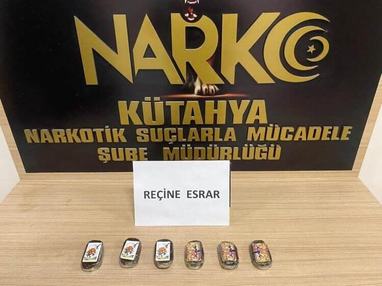 Kütahya’da Uyuşturucu ile Yakalanan Şüpheli Mahkemece Tutuklandı Kütahya'da polis uygulama noktasında yapılan kontrollerde N.E.A. isimli bir şahıs,