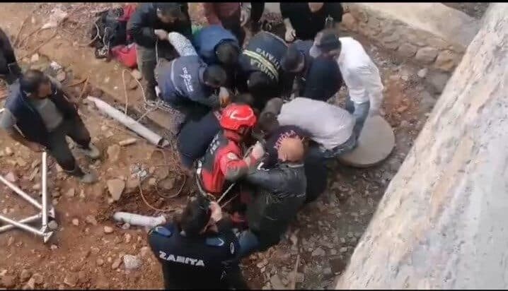Bodrum’da derin bir beton büzde mahsur kalan vatandaş, itfaiye ekiplerinin yardımıyla kurtarıldı. Muğla'nın Bodrum ilçesinde, Yalıçiftlik Mahallesi'nde 4 metre derinliğindeki beton büz