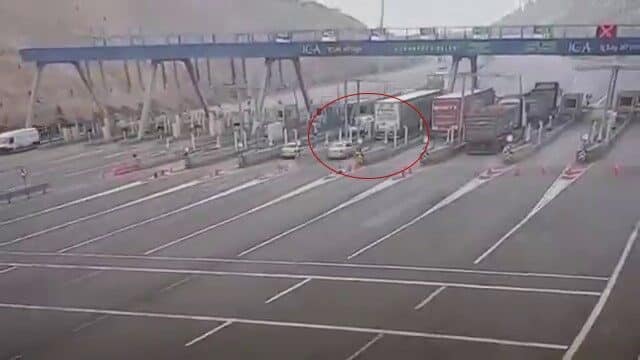 Pendik’teki Kurnaköy gişelerinde meydana gelen kazaya ait güvenlik kameraları görüntüleri yayınlandı. Pendik'teki Kuzey Marmara Otoyolu Kurnaköy gişelerinde meydana gelen kazanın güvenlik
