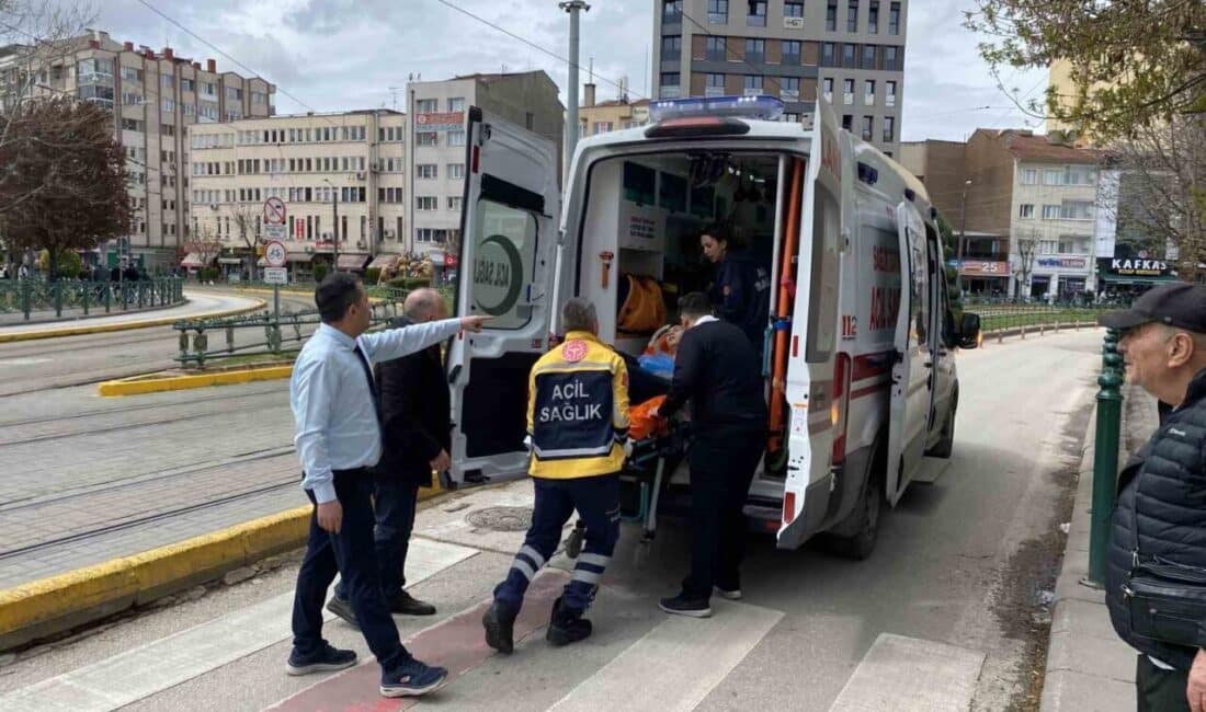 Eskişehir’de bir alışveriş merkezinde rahatsızlanan genç, hastaneye kaldırıldı Eskişehir'deki bir alışveriş merkezinde lavaboda rahatsızlanan bir genç, çevredekilerin ihbarı