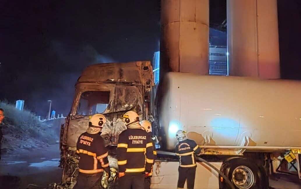 Lüleburgaz’daki Şantiyede LPG Tankerinde Meydana Gelen Yangın İtfaiye Tarafından Kısa Sürede Kontrol Altına Alındı Kırklareli'nin Lüleburgaz ilçesindeki asfalt plent tesisinde LPG tankerinde çıkan yangın,