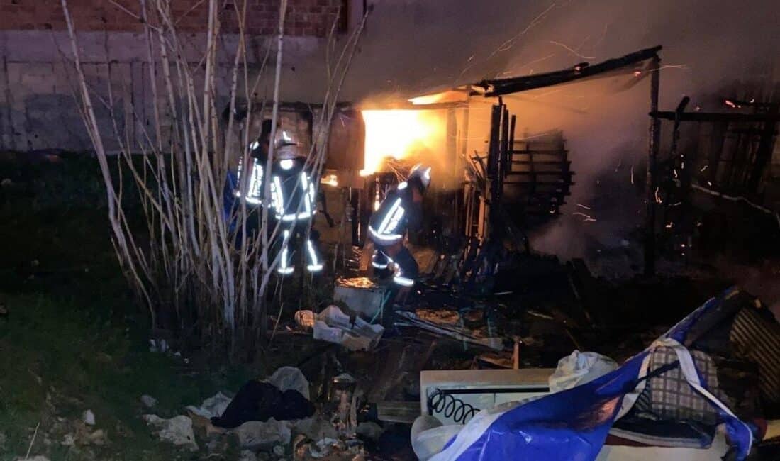 Malatya’da Barakada Yangın Çıktı, İtfaiye Ekipleri Müdahale Etti Malatya'nın Battalgazi ilçesinde bulunan bir barakada çıkan yangın, itfaiye ekipleri