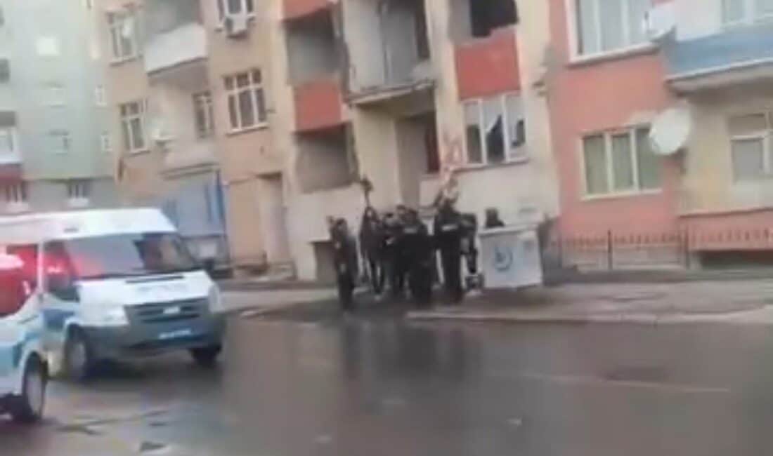 Malatya’da ağır hasarlı binada bir kişinin cansız bedeni bulundu Malatya'nın Battalgazi ilçesinde depremde hasar gören bir binada, vatandaşların ihbarı