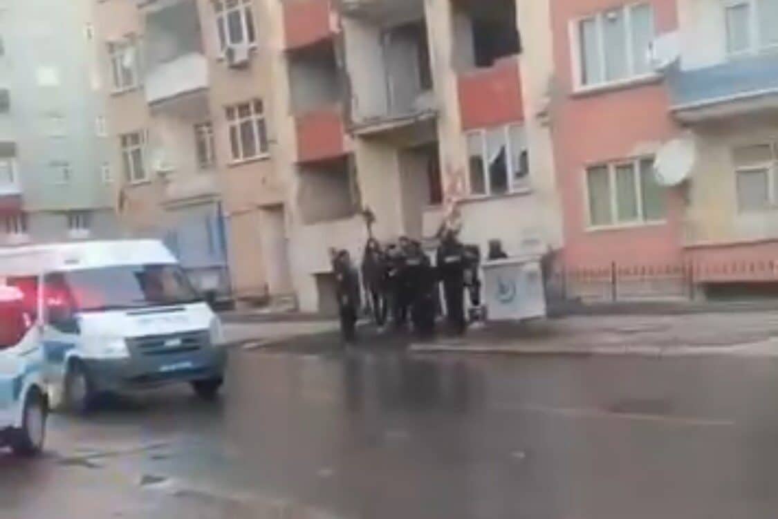 Malatya'nın Battalgazi ilçesinde depremde hasar gören bir binada, vatandaşların ihbarı