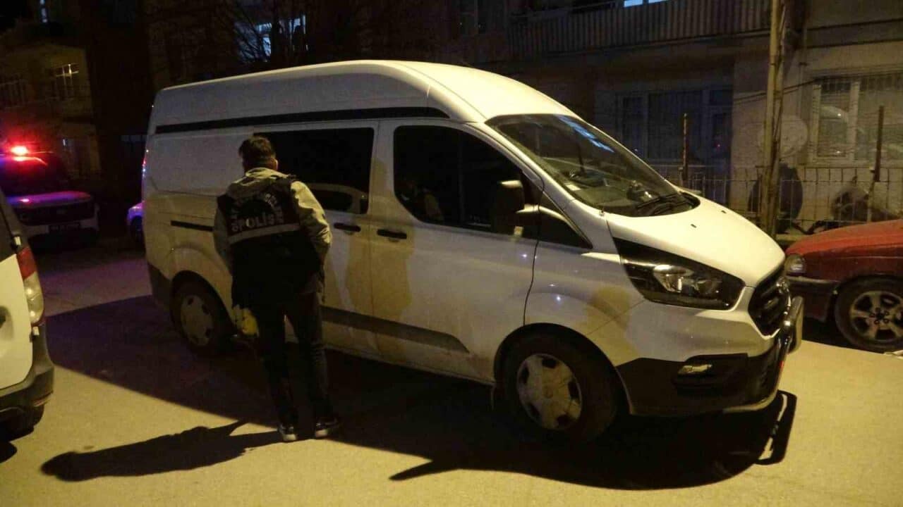 Malatya'nın Battalgazi ilçesinde, H.A. husumetlisinin evine silahlı saldırı düzenledi. Olayda