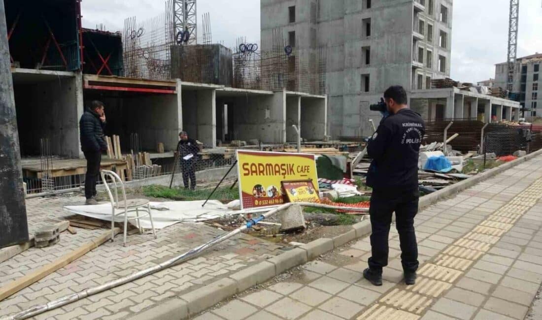 Malatya’da inşaattan düşen işçi hastaneye kaldırıldı. Malatya'da inşaatta çalışan 37 yaşındaki işçi A.H., kalıp söküm esnasında