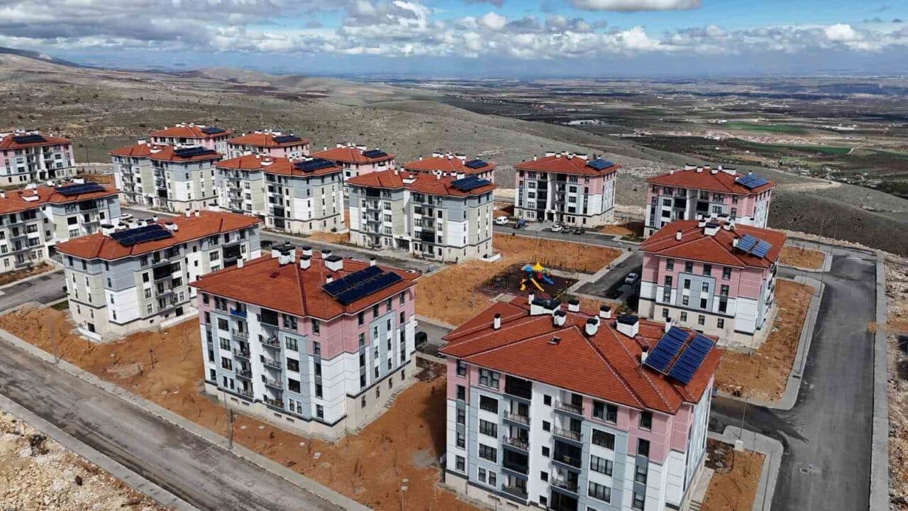 Kahramanmaraş merkezli depremler sonrası Malatya'daki kalıcı konutlara yerleşen vatandaşlar, yeni