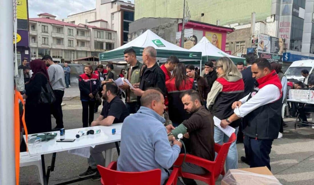 Iğdır’da “Kanımızla Canımızla Milletimizin Emrindeyiz” kampanyası büyük ilgiyle sürdü! Iğdır Valiliği'nin öncülüğünde, "Kanımızla Canımızla Milletimizin Emrindeyiz" temasıyla düzenlenen kan