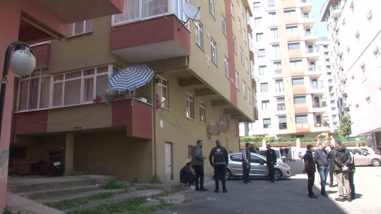 Maltepe'deki Zümrüt Sitesi'nde, 6.2 büyüklüğündeki deprem sonrası yapılan incelemelerde binaların