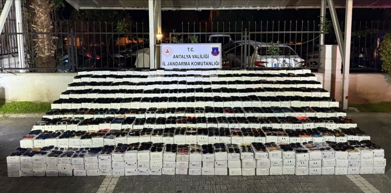 Manavgat'ta gerçekleştirilen operasyonda, 58 bin adet kaçak güneş gözlüğü ele