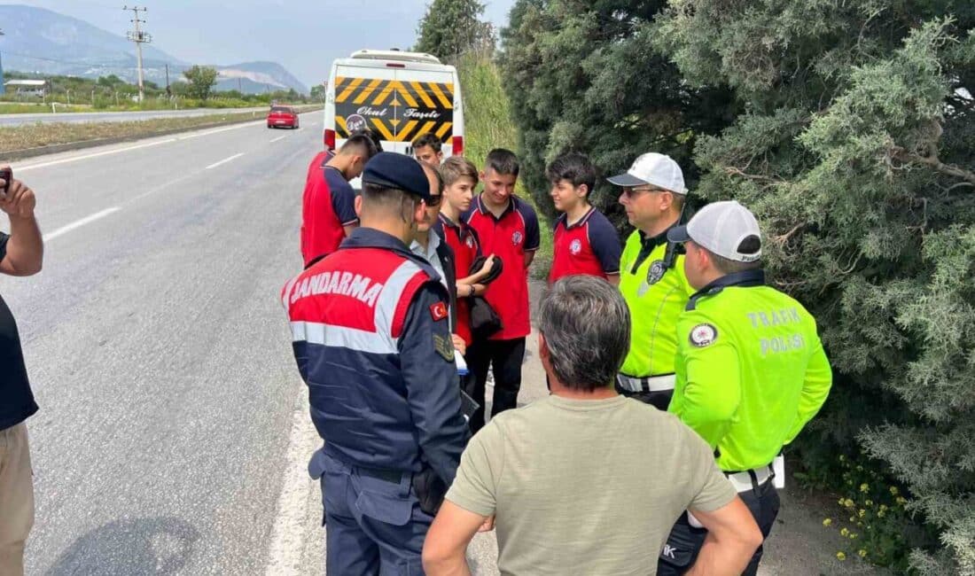 Manisa’da Öğrencileri Taşıyan İki Servis Aracının Çarpışması Sonucu 9 Öğrenci Yaralandı Manisa'da iki okul servisinin çarpması sonucu 9 öğrenci yaralandı. Tarık