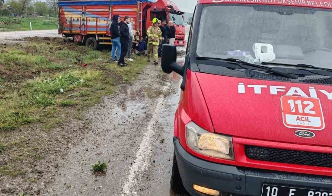 Balıkesir'in Manyas ilçesinde aşırı yağış nedeniyle kayganlaşan yolda direksiyon hakimiyetini