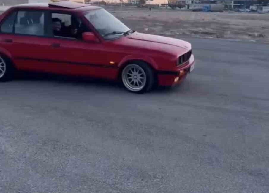 Kızıltepe’de Drift Yapan Sürücüye Hem Para Cezası Hem de Ehliyetine El Konuldu Mardin'in Kızıltepe ilçesinde drift yaparak trafik güvenliğini tehlikeye atan sürücüye,