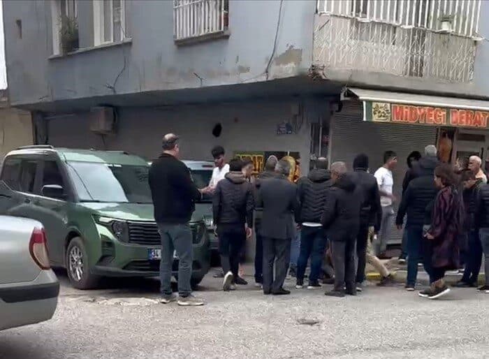 Nusaybin’de Bıçaklı Kavga: 1 Yaralı, Olay Yeri İnceleniyor Mardin’in Nusaybin ilçesinde, Kışla Mahallesi'nde iki grup arasında çıkan tartışma