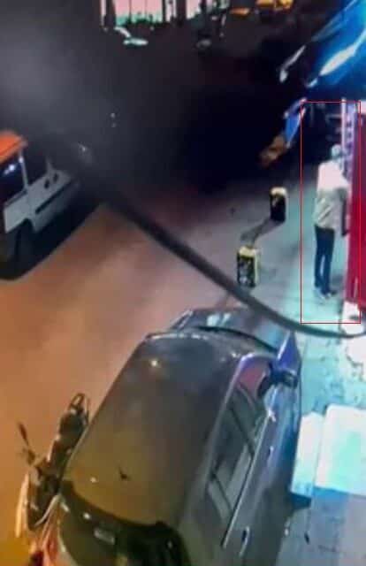 Tekirdağ’da market önünden içecek çalan hırsız güvenlik kamerasında görüntülendi. Tekirdağ'ın Çorlu ilçesinde bir marketin önünden motosikletle durarak içecek çalan