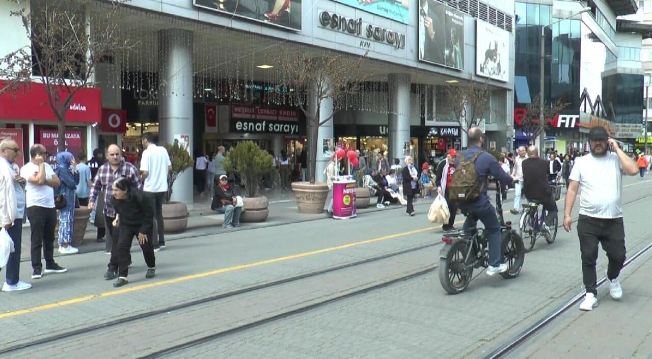 Marmara Denizi'nde 6.2 büyüklüğünde meydana gelen deprem, Eskişehir dahil birçok