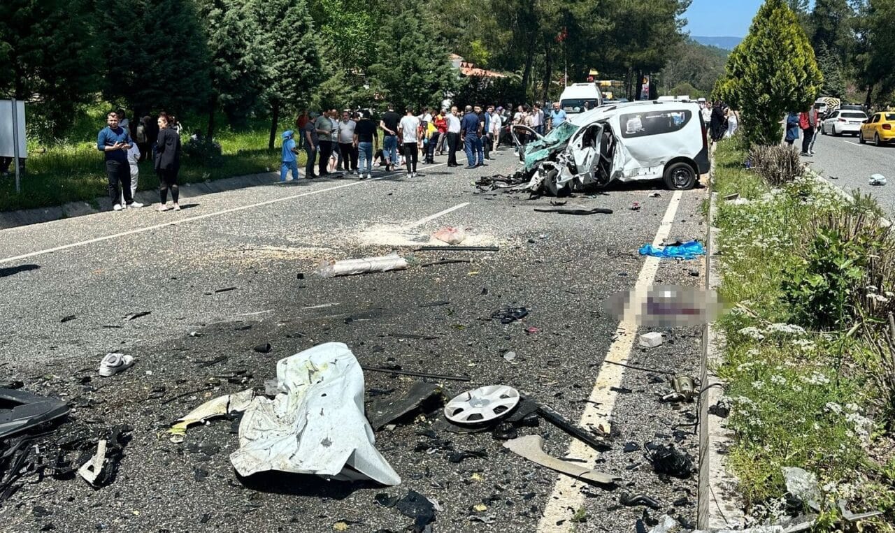 Muğla'nın Marmaris ilçesinde meydana gelen 4 araçlı trafik kazasında ölü
