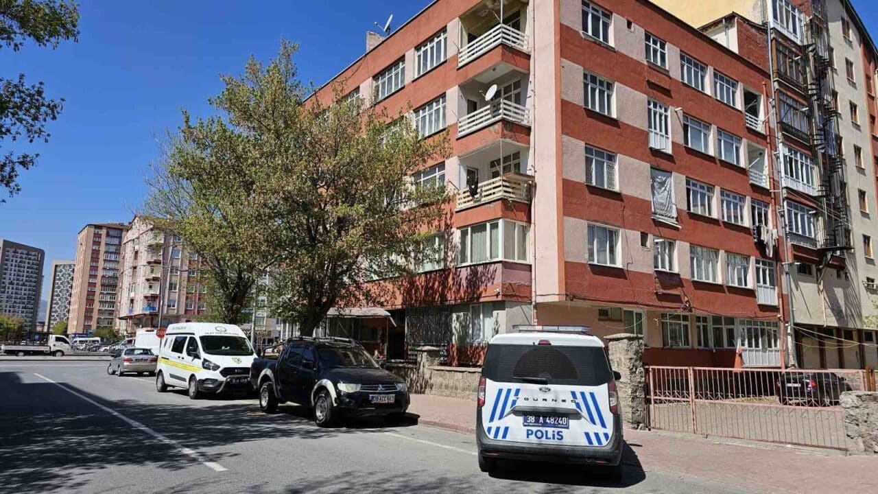 Kayseri Kocasinan'da 56 yaşındaki U.Y., Fevzi Çakmak Mahallesi'ndeki apartmanın merdiveninden