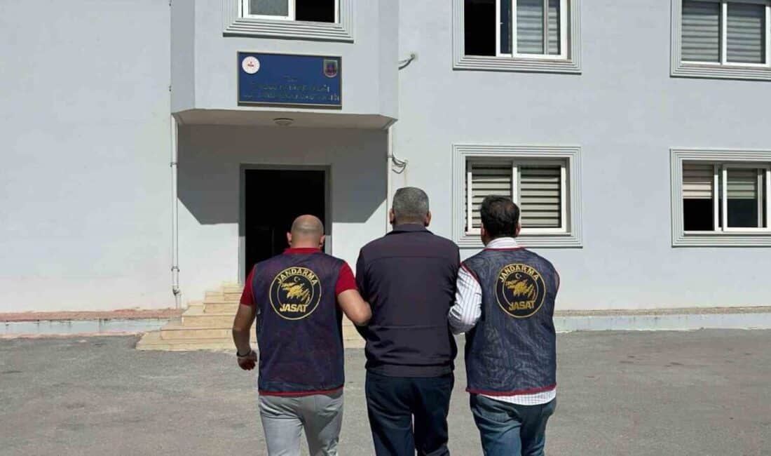 Mersin’de Sahte Kamu Görevlisi Olarak Dolandırıcılık Yapan Şahıs 28 Yıl Hapis Cezasına Çarptırıldı Mersin’de sahte kamu görevlisi olarak dolandırıcılık yapan E.Y., 22 dosyadan