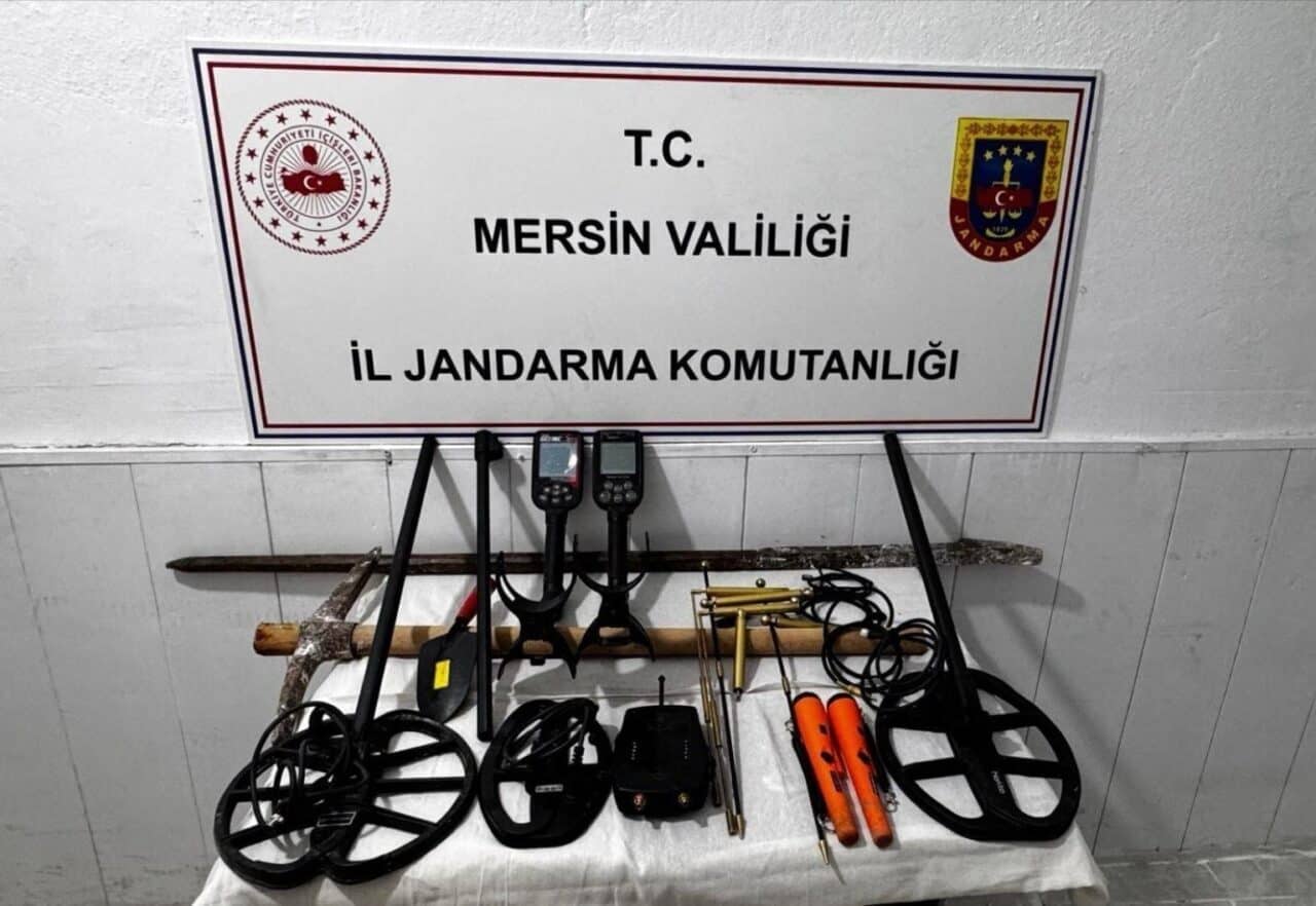 Mersin'in Erdemli ilçesinde define aramak için kaçak kazı yapan 4