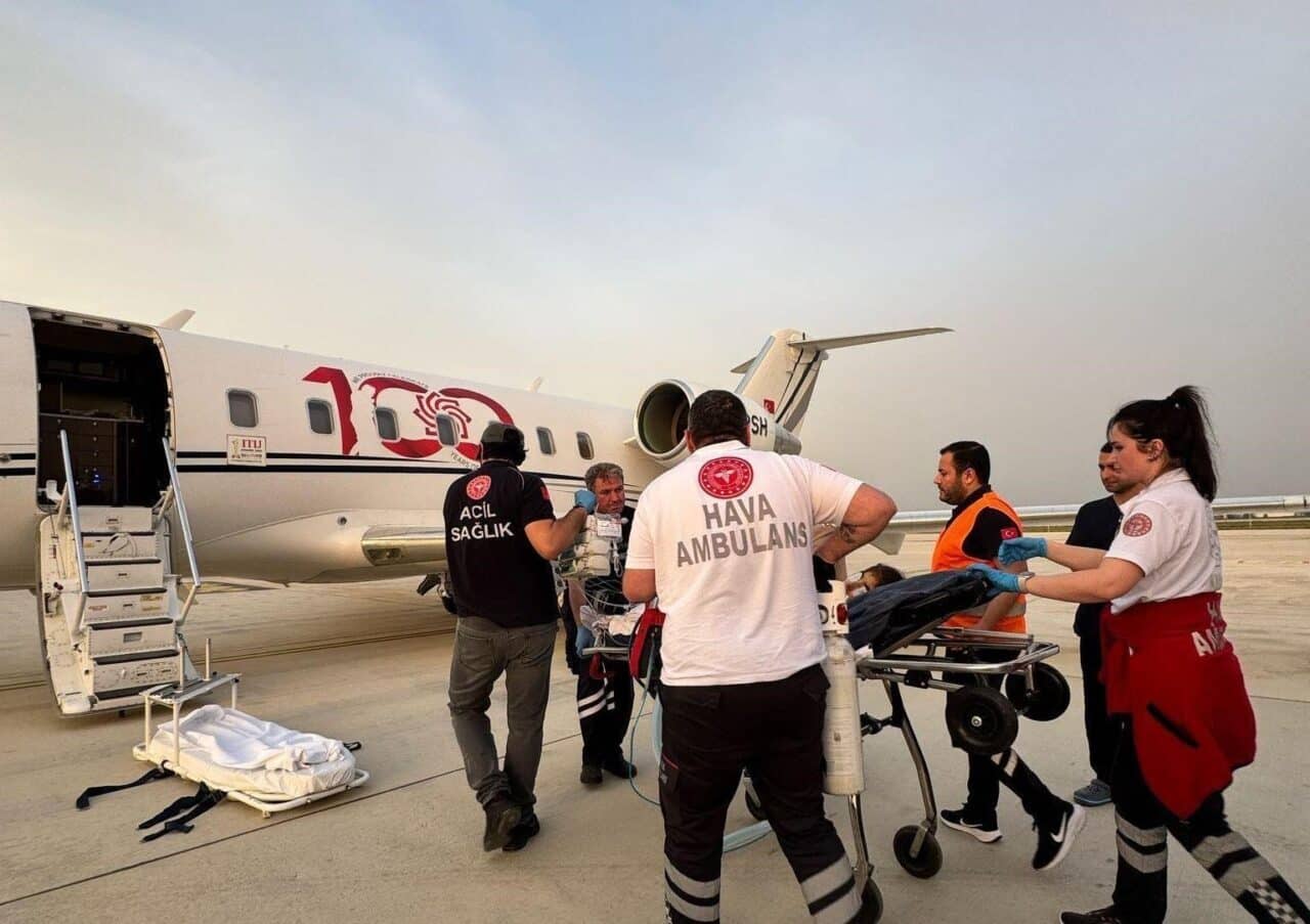 Mersin'de tedavi gören 11 yaşındaki H.Ç. acil durumu nedeniyle ambulans