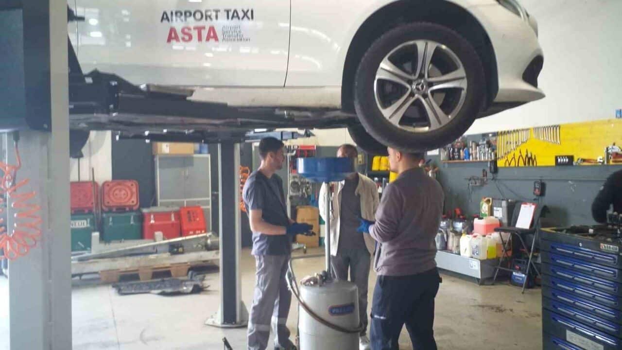 Samsun İlkadım Mesleki Eğitim Merkezi'nden 3 öğrenci ve 2 öğretmen,
