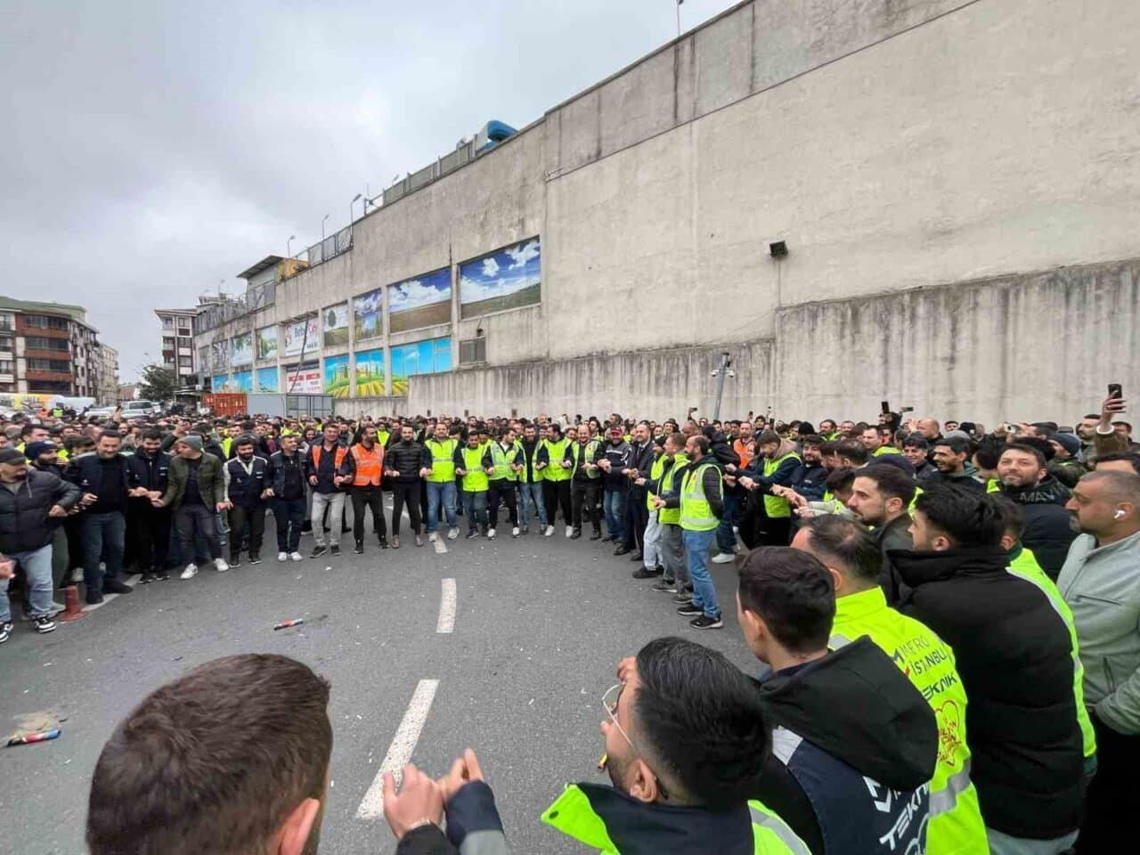 İstanbul'da Türkiye Demiryolu İşçileri Sendikası ile Metro İstanbul Sanayi ve