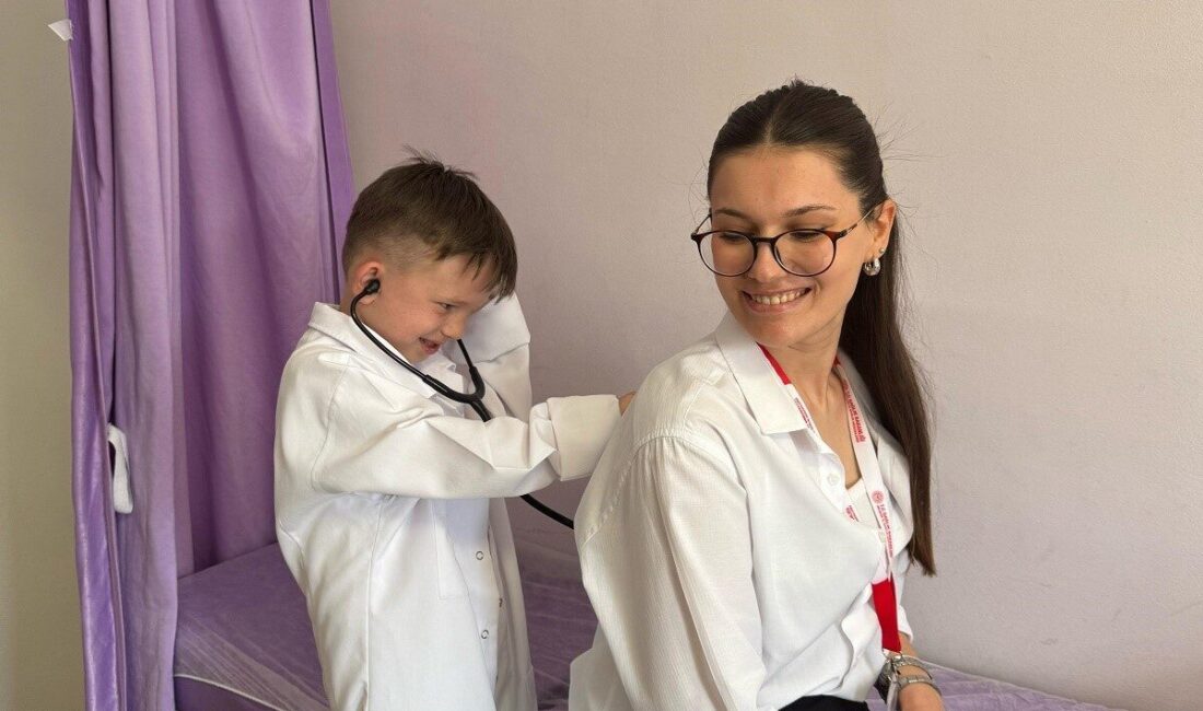 Küçük Doktor Mert, Hayalini Gerçekleştirerek Hasta Muayene Etti Bilecik'in Pazaryeri ilçesindeki anaokulu öğrencisi Mert Ersoy, doktor olma hayalini