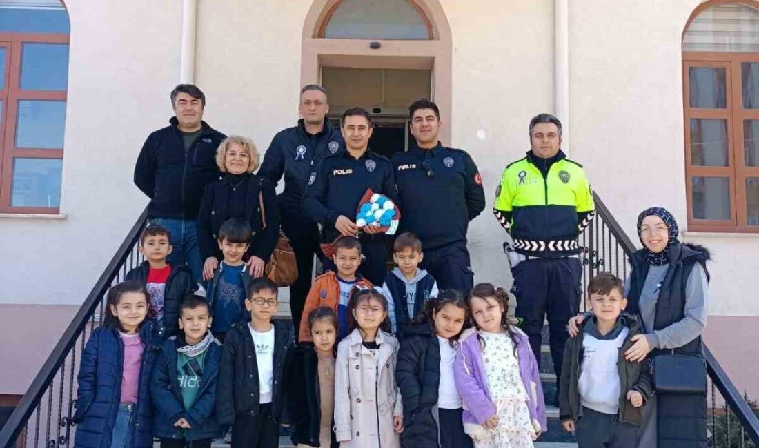 Türkeli’deki Öğrenciler, Türk Polis Teşkilatı’nın Kuruluş Yıldönümünü Kutlamak İçin Emniyet Müdürlüğü’nü Ziyaret Etti Sinop'un Türkeli ilçesindeki Atatürk İlkokulu öğrencileri, Türk Polis Teşkilatı'nın 180.