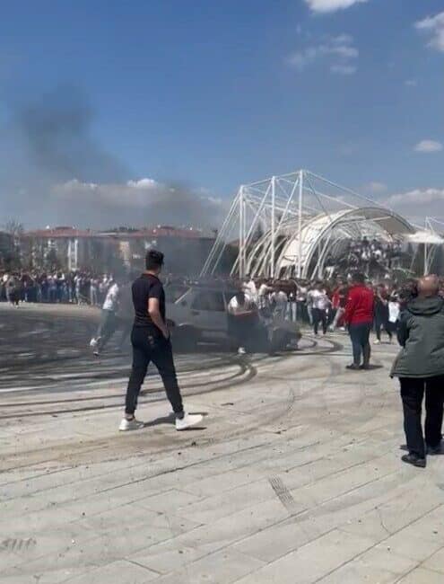 Isparta'da düzenlenen modifiye araç festivalinde drift yapan Tofaş marka otomobil