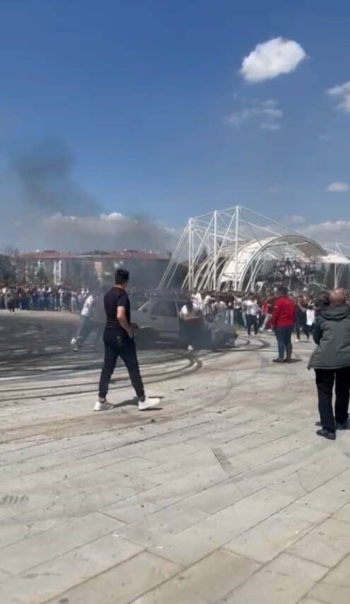 Isparta'da düzenlenen modifiye araç festivalinde drift yapan Tofaş marka otomobil