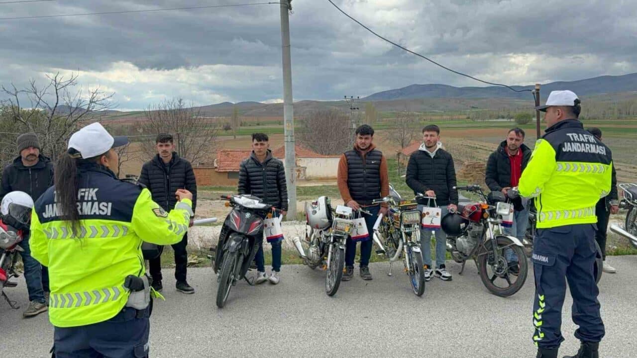 Afyonkarahisar'ın Bolvadin ilçesinde jandarma, "1 kural bir ömür" projesi kapsamında