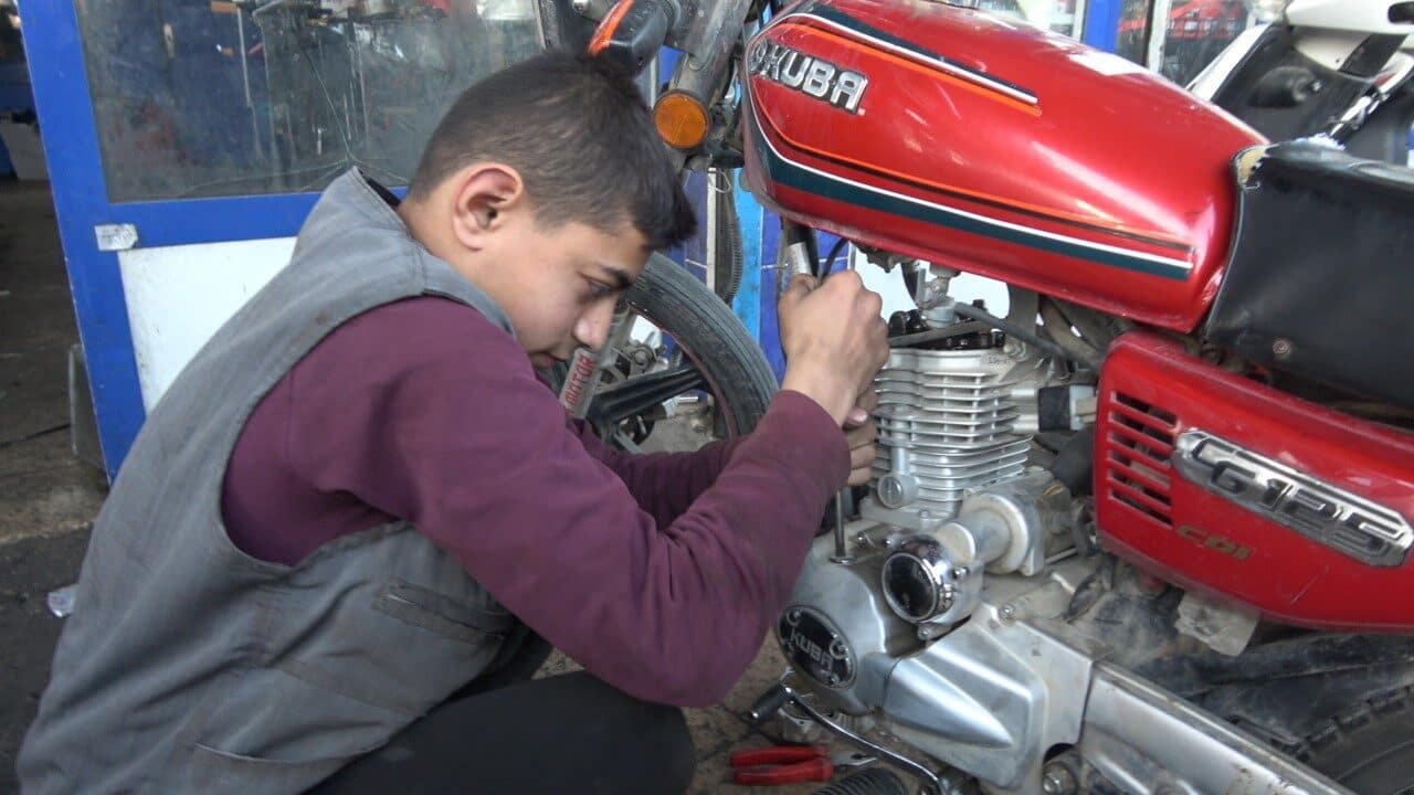 Kilis'te 15 yaşındaki Yusuf Semsekçi, motosiklet tamirciliği yaparken çıraklık okuluna