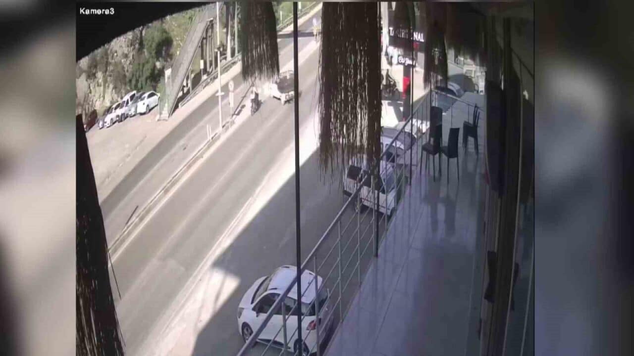 Hatay'ın Belen ilçesinde motosiklet ile hafif ticari aracın çarpışması sonucu