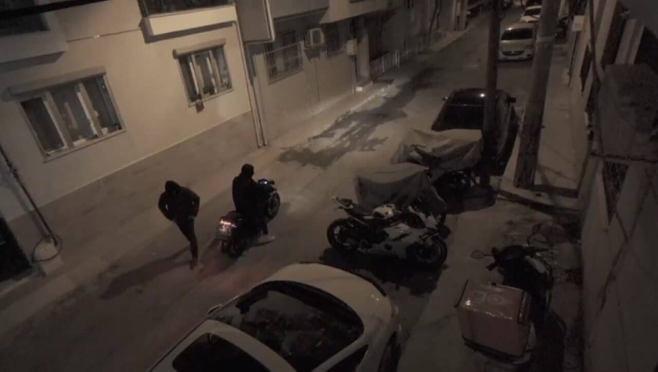 İzmir'in Buca ilçesinde, plakası olmayan motosikletle gelen iki kişi, başka