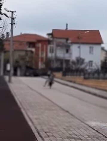 Isparta'da, plakasız motosikletle tehlikeli akrobatik hareketler yapan şahsın sosyal medyada
