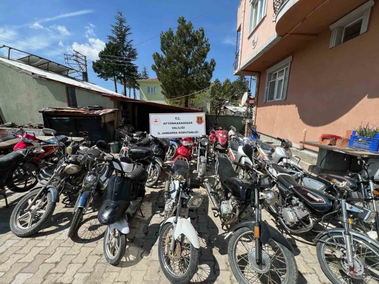Afyonkarahisar'da jandarma, motosiklet tamircisi Y.Ö.'yü 44 çalıntı motosikletle yakaladı. Y.Ö.'nün,