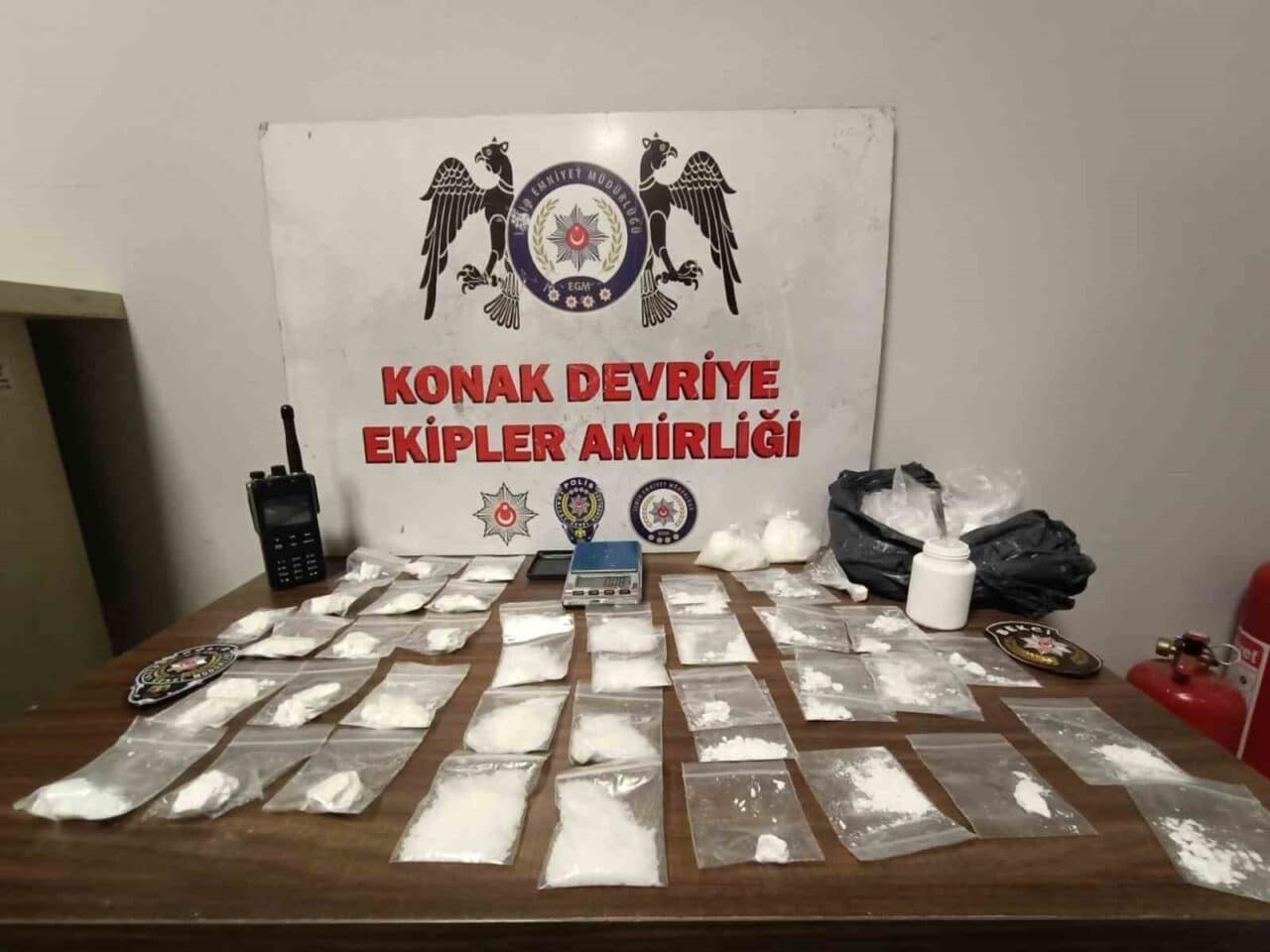 İzmir'in Konak ilçesinde motosikletle uyuşturucu ticareti yapan Y.C. (38) ve