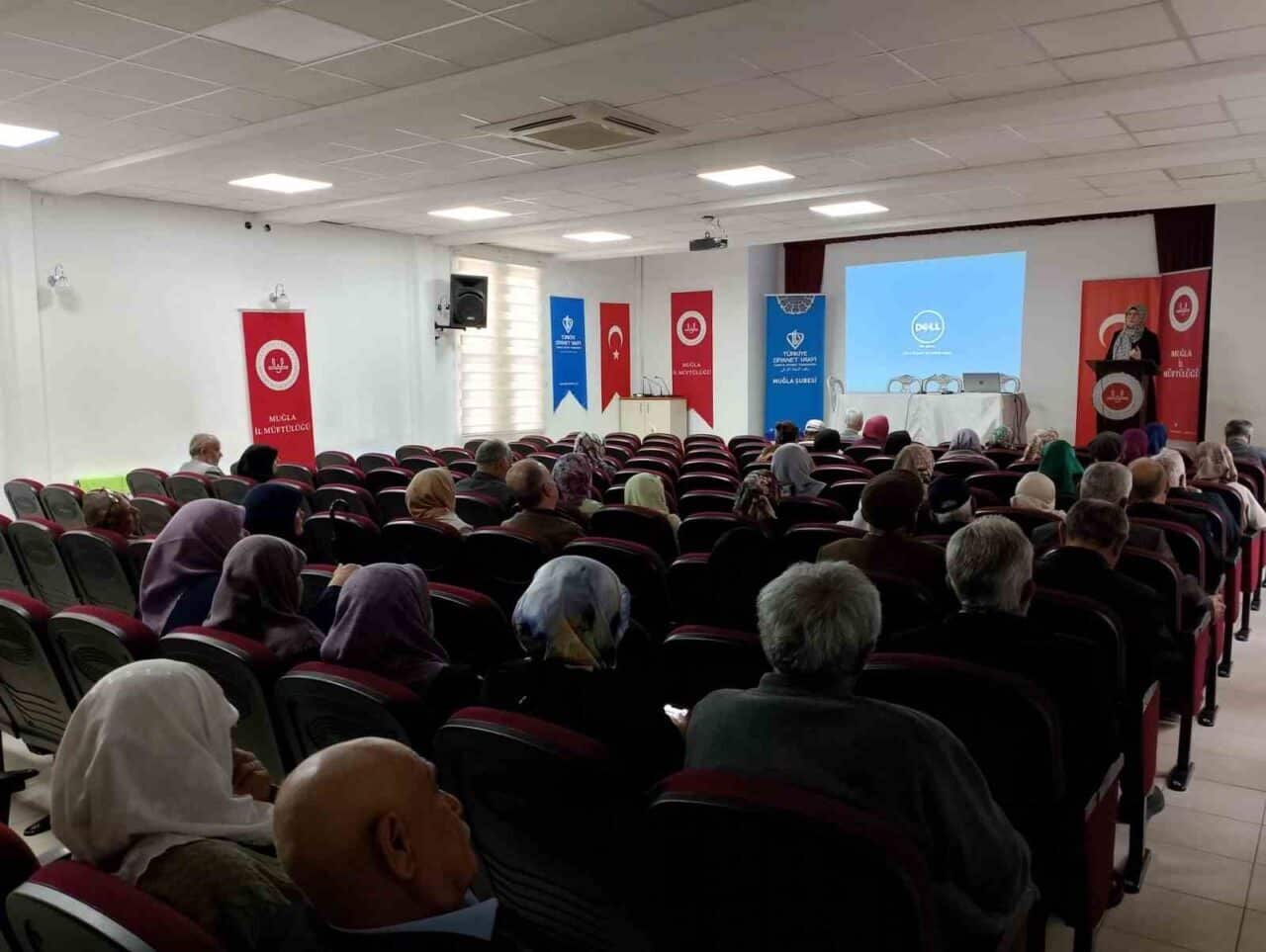 2025 yılı hac organizasyonu çerçevesinde Muğla'da düzenlenen hac seminerleri, yoğun