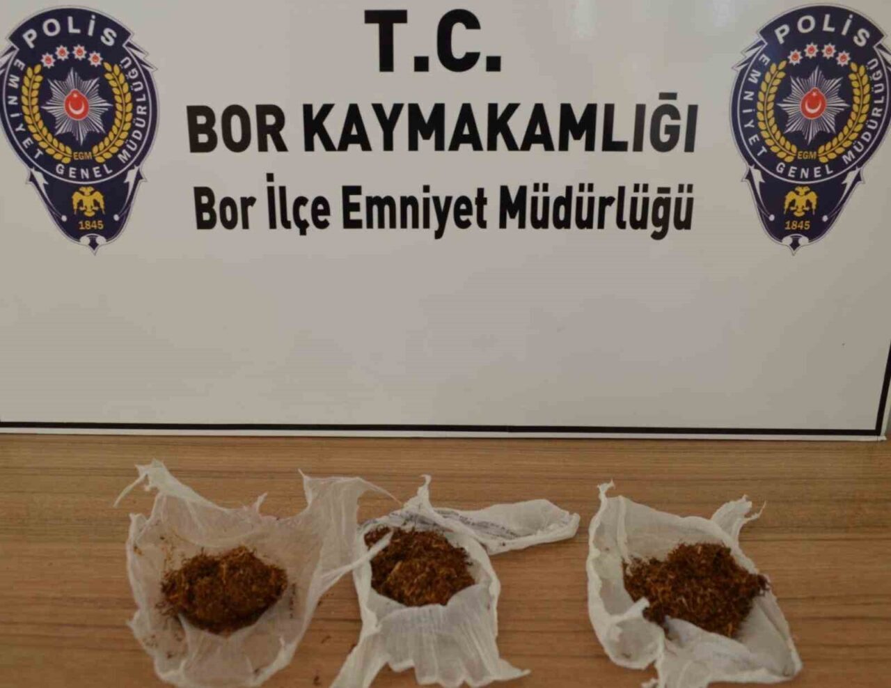 Niğde'de düzenlenen uyuşturucu operasyonunda 12 şüpheli gözaltına alındı. Yapılan aramalarda