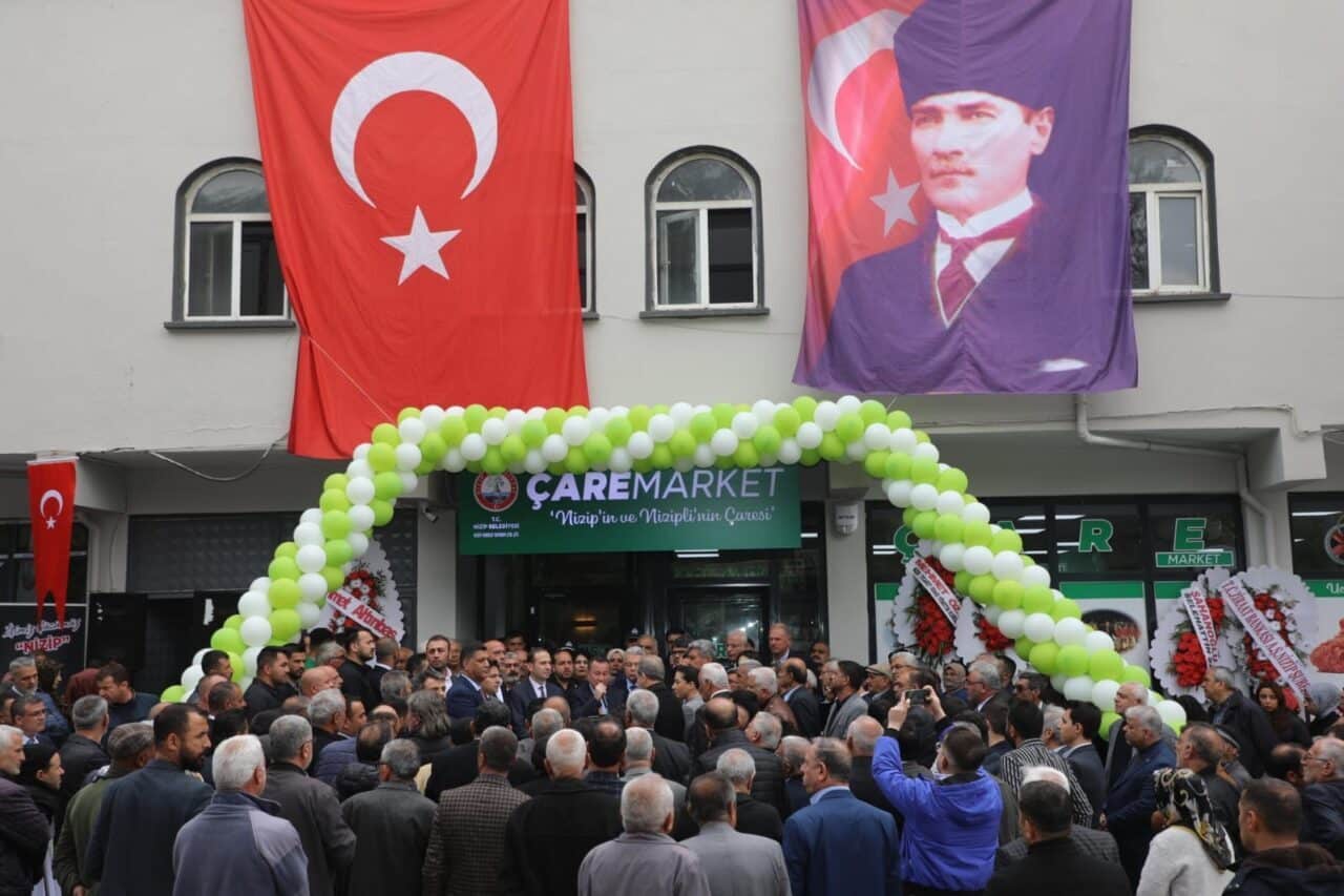 Nizip Belediye Başkanı Ali Doğan, "Çare Market"i açarak vatandaşların kaliteli