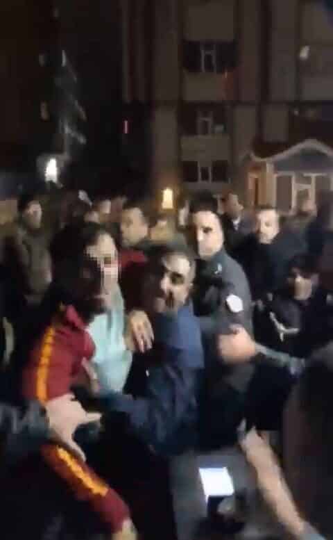 İstanbul Avcılar'da bir öğrenci, annesi ve kardeşiyle taksiye binerken şoförle