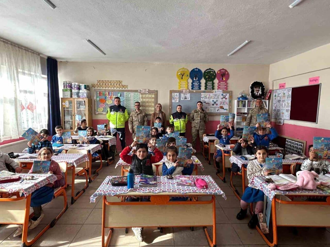 Diyadin ilçesinde, 14 Nisan İlkokulu'nda düzenlenen meslek tanıtım etkinliğinde jandarma,