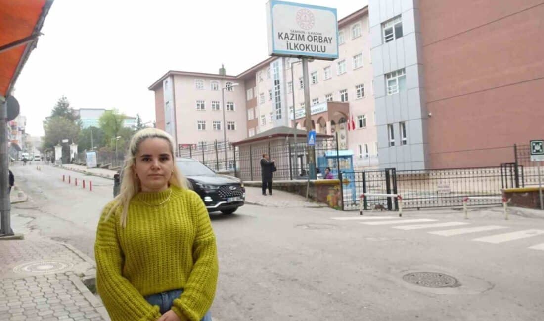 Samsun'un Kazım Orbay İlkokulu'nda, Elif Özdemir Söyler, başörtüsü takan kızına